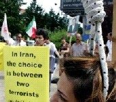 Protest in Berlin – Am Freitag protestierten Iraner gegen die undemokratische Wahl Image
