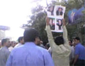 Tausende Menschen demonstrieren zur Unterstützung der politischen Gefangenen außerhalb der Universität Teherans