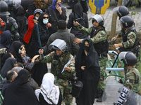 Iranisches Regime verstärkt Kontrollen vor Jahrestag der Proteste