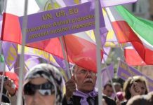 Demonstranten rufen EU Rat zur Unterstützung des Lösungsvorschlages der Delegation des EU Parlamentes bezüglich Camp Ashraf auf