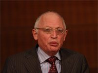 Günter Verheugen: Zu allererst muss man eine Gruppe ständiger Beobachter ins Lager Ashraf entsenden, um sicher zu stellen, dass niemand die Menschen angreifen kann