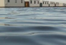 Abwässer und Regenwasser bedecken das ganze Gelände von „Liberty“