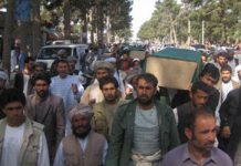 Demonstranten tragen Särge mit ermordeten Afghanen vor dem Konsulat des iranischen Regimes