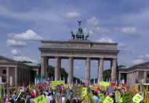Mehrere Hundert Exiliraner demonstrieren am Brandenburger Tor in Berlin