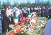 Kampagne fordert UN Untersuchung und Verurteilung der Verantwortlichen des iranischen Massakers von 1988 an 30.000 politischen Gefangenen Teheran / Khavaran-Friedhof/ Angehoerige der Opfer