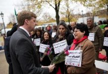 Geiseldrama: Rund 1200 demonstrieren für Freilassung iranischer Oppositioneller im Irak Patrick Kennedy mit Demonstranten
