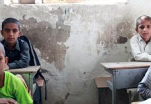 Kleine Schuljungen in Dörfern von Söldner der Basij gefoltert