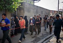 Iran: Männer werden gebunden und öffentlich gedemütigt, bevor man sie anklagt
