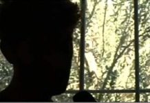 Iran: Das staatliche Fernsehen bringt „Geständnisse“ von elf Personen, die einzig, weil sie über Khomeini scherzten, inhaftiert wurden