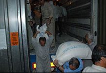 Das irakische Militär fügt iranischen Dissidenten in Camp Liberty Schmerzen zu, indem es sie zwingt, schwere Lasten zu tragen