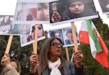 Demonstration italienischer Abgeordneter vor der Botschaft des iranischen Regimes