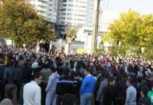 Truppen des iranischen Regimes greifen in Mashhad Trauernde mit Tränengas an