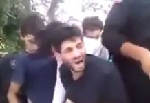 Video zeigt vermummte Mitglieder der Staatlichen Sicherheitskräfte des iranischen Regimes, die eine Gruppe junger Männer in der Öffentlichkeit schlagen