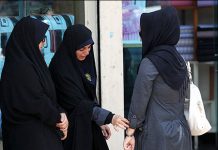 Frauen ist es im Iran verboten, Hüte als Kopfbedeckungen zu tragen