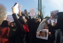 Iran: Die Polizei greift vor einem Teheraner Gericht friedliche Demonstranten an