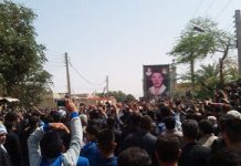 IRAN: Die Trauerfeier für einen Straßenhändler verwandelt sich in eine Demonstration gegen das Regime