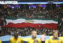 Schweden: Iraner protestieren während des Fußballspiels gegen die Hinrichtungen des Regimes und die Unterdrückung der Frauen