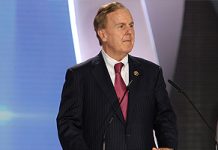Robert Pittenger, Abgeordneter des US-Kongresses, nimmt an einer Versammlung der demokratischen iranischen Bewegung teil