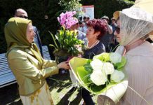 Maryam Rajavi trifft sich mit Bewohnern von Auvers-sur-Oise beim Blumenfest