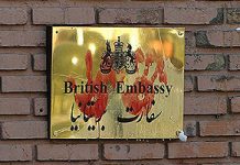 Botschaft Großbritanniens im Iran wird wieder eröffnet, während immer noch „Tod für England“ über dem Portrait der Queen gesprayt ist