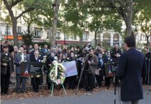 NWRI hält vor dem Bataclan eine Gedenkveranstaltung ab für die Opfer der Angriffe in Paris