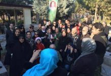 Tapfere Mütter kritisieren während einer Gedenkfeier Khomeini
