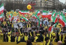 Tausende Iraner demonstrieren in Paris gegen Rouhani