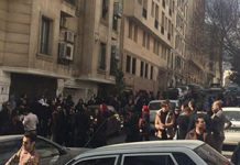IRAN: Fotos zeigen Dutzende Menschen, die während einer friedlichen Demonstration in Teheran verhaftet wurden