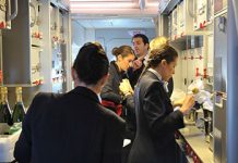 Flüge in den Iran: Air-France-Stewardessen sollen Kopftuch tragen