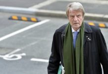 POLITICO: Frankreichs Bernard Kouchner verlangt offizielle Untersuchung des Massakers von 1988 im Iran