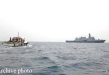 US-Zerstörer reagiert mit Leuchtraketen auf Iran-Schiff