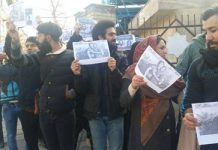 Iran: Hunderte Bürger versammeln sich vor dem Evin Gefängnis und fordern die Freilassung des politischen Gefangenen Arash Sadeghi