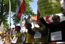 Berlin – Protestaktion gegenüber der iranischen Botschaft: Irans Scheinwahl boykottieren