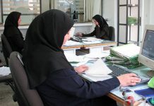 Iran: Weibliche Angestellte mit juristischer Verfolgung bei Nichtbeachtung der Kleidungsvorschriften bedroht