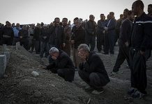 Iranische Erdbebenopfer leiden allein nach dem verheerenden Beben