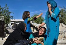Irans zerstörerisches Erdbeben läßt Kritik an Verhalten des Regimes steigen