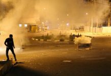 Sprechchöre: „Tod für Khamenei“, „Tod dem Diktator“ und brennende Bilder von Khomeini, Khamenei und Rouhani