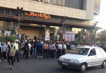 Demonstranten in Karaj rufen:“ Hohe Preise! Inflation! Wir können es nicht mehr tolerieren, Tod dem Diktator“