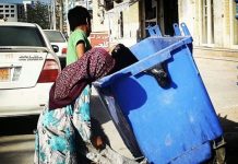 Armut im Iran lässt Kinder im Müll suchen