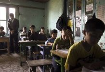 Iranische Kinder bekommen keinen Unterricht, weil sie keine Schuhe bezahlen können