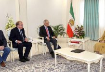 Mitglieder des Europäischen Parlaments kommen mit Maryam Rajavi zusammen