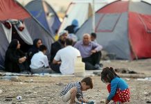 Tausende leben ein Jahr nach dem Erdbeben im Iran immer noch in Zeltstädten
