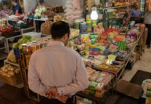 Kaufkraft im Iran stürzt ab, während die Lebenshaltungskosten um 50 % steigen