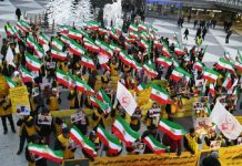 Unterstützer der MEK und NWRI demonstrieren in Solidarität mit dem Aufstand im Iran