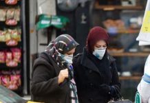 Machtkämpfe im iranischen Regime und seine Politik des Massakers am iranischen Volk inmitten der COVID-19 Krise Iran, Teheran Die Vertuschungen und Täuschungen des iranischen Regimes seit dem Ausbruch des Coronavirus im Iran waren ein Grund dafür, dass sich der Virus im Land so schnell verbreiten konnte und der Iran sich in ein Epizentrum der Krise verwandelte. Das iranische Regime lehnte es ab, die Stadt Ghom unter Quarantäne zu stellen, wo der Virus zum ersten Mal über China in das Land kam. Die Flüge von Mahan Air nach China wurden ebenfalls fortgesetzt. Diese Aktionen machten den Iran zum Epizentrum der Krankheit. Hinzu kam, dass man nicht versuchte, das Virus unter Kontrolle zu halten, indem man die Menschen zu Hause lässt und ihnen bei dieser Entscheidung hilft, sondern dass man sie – vor allem die armen Bevölkerungsteile – zwingt, zurück zur Arbeit zu gehen. Diese Politik wird selbst nach Aussagen der eigenen Regimevertreter zu einer Infektion und dem Tod von Hunderttausenden Menschen führen. Diese kriminelle Aktion hat eine Reihe neuer Machtkämpfe starten lassen, worüber die Medien des Regimes berichten. Hier die Auszüge eines Artikels, der diese Woche in der staatlichen Jahan-e Sanat veröffentlicht wurde. Dort wird klar anerkannt, dass das Regime getäuscht und vertuscht hat und dass die Situation im Iran kritisch ist. Die Regierung sollte ihre Demagogie stoppen Seit der Coronavirus im Iran wütet, sind wir Zeugen davon geworden, dass die Differenzen zwischen dem Gesundheitsministerium und der Regierung stetig steigen. Das Gesundheitsministerium besteht weiterhin darauf, das Land unter Quarantäne zu setzen, während die Regierung wegen der wirtschaftlichen Probleme keine Kapazitäten hat, diese Krise zu managen. Die Menschen zahlen den Preis dafür. Laut all der Experten im Krisenmanagement braucht es bei dem Umgang mit dieser Situation einen einzigen Entscheidungsträger und nicht zwei verschiedene Organisationen mit verschiedenen Interessen. Das Gesundheitsministerium kümmert sich um das Leben der Menschen, während die Taskforce zur Bekämpfung des Coronavirus (NCCT) die Menschen in einem Strudel versinken lässt und nur an den wirtschaftlichen Kreislauf denkt. Es sollte nicht vergessen werden, dass in der Geschichte unseres Landes jeder Präsident am Ende seiner Amtszeit das Land wie ein Waisenkind zurück ließ. Nun kommen wir an das Ende der Amtszeit des aktuellen Parlamentes und des Präsidenten und es gibt zwei Probleme: Erstens haben die Machthaber das Land komplett verlassen und sein Schicksal einem systematischen Krisenmanagement überlassen. In diesen harten Tagen wäre es besser, wenn das Gesundheitsministerium alleine diese Krise leitet. Am Beginn dieser Krise hat die Regierung ein Komitee gegründet, in dem Rouhani die volle Autorität hatte und das Gesundheitsministerium hatte seine Anweisungen umzusetzen, was ganz anders wie in anderen Länder war, wo das Gesundheitsministerium die letzte Entscheidung traf, welche auf der Basis von Statistiken und Informationen beruhten. In diesem Fall wurden die Menschen nicht für die Wirtschaft geopfert. Hätten wir das Problem an die Experten übergeben, würde es keine Verunsicherung geben. Nun redet jeder Vertreter anders über den Coronavirus, wenn er die Bühne betritt und so geben die Menschen nur noch wenig auf das, was das Gesundheitsministerium sagt. Laut unserer aktuellen Umfragen trauen 70% der Befragten den Worten der Behörden oder den Nachrichten, die von den staatlichen Medien verbreitet werden, nicht mehr. Wir hatten keine Vertreter, die verhinderten, dass diese Krise in eine Pandemie mündete und niemand nimmt mehr die Anweisungen des Gesundheitsministeriums ernst. Zweitens gab es politische Gründe, welche von Tag 1 an die Quarantäne von Ghom verhinderten. All die unschuldigen Menschen in dieser Stadt hätten sonst ihr Leben nicht verloren. Die Regierung lehnte die Quarantäne der Stadt ab und das hatte für alle Menschen Konsequenzen. Man sagte, dass in einigen Städten keine Fälle sein. Das war sehr unklug, denn dadurch wurde der Coronavirus stärker. Nun erlaubt man wieder, Büros, Geschäfte, Tourismus und die Pilgerfahrten zu öffnen. Das wird den Coronavirus wieder stärker werden lassen, denn die Behörden haben nichts getan, um die Verbreitung in dieser Zeit zu beenden. Zu Beginn waren die Städte im Süden noch nicht vom Virus betroffen, aber heute sind sie es und die Öffnung der Provinzrouten in Khuzestan hat zu einer Explosion der Krankheit geführt, obwohl es dort zur Zeit sehr heiß ist. Die Regierung tat immer nur so, als hätte sie Lösungen parat. Die offiziellen Statistiken sind so unrealistisch, dass sich die ganze Welt über die Geheimnistuerei der Behörden wundert. Die USA gaben erst kürzlich bekannt, dass sie selbst mit dem Einsatz aller Ressourcen nicht mehr als 5 Millionen Menschen testen konnten und wir testen sowieso nur die Menschen, die ins Krankenhaus müssen, weil sie in kritischem Zustand sind. Diejenigen, die milde Symptome haben, werden nicht getestet und sie kommen so auch nicht in die Statistiken, doch sie machen 60% der Träger des Virus aus und sie bewegen sich aus allen möglichen Gründen in der Gesellschaft. Der Rückgang der Todeszahlen vermittelt den Menschen den Eindruck, dass alles normal ist. In den Städten werden Menschen mit dem COVID-19 nicht länger ins Krankenhaus gebracht und man kümmert sich einfach nicht um sie und so landen sie am Ende auf dem Friedhof. Aktuell hat unsere Regierung eine Prozedur entwickelt, welche sicher stellen soll, dass alle Leute mit dem Virus infiziert werden und dann können die stärksten Menschen wieder zur Arbeit gehen und die Schwachen sind dann die Opfer dieser Politik. All diese Entscheidungen dienen nur dem Interesse des Wirtschaftskreislaufes des Landes (Regime). Das iranische Volk hat keine hohen Erwartungen mehr an diesen Präsidenten. Es will nur die Wahrheit hören, weil es die Pflicht des NCCT und aller relevanten Behörden ist, die Wahrheit zu sagen. Wenn die Behörden mit ihrer Demagogie aufhören würden, dann würde das Volk auch mehr auf sich aufpassen, doch nicht mehr nach so einer langen Zeit nachdem Ghom, Teheran und Khuzestan quasi explodiert sind. Laut des obersten Führers sollte Ehrlichkeit eine der Bedingungen für einen würdigen Vertreter sein, doch daran mangelt es heute leider. Das Volk vertraut den Behörden nicht mehr. Seit vielen Jahren schon gibt es einen tiefen Riss zwischen dem Volk und der Regierung und nur Gott weis, wann dieser Riß zu groß wird. Die Menschen haben Angst davor, krank zu werden, doch nun müssen sie von Tag bis Nachts in überfüllten Zentren arbeiten, um ihr Brot zu verdienen. Sie haben keine andere Wahl. Kürzlich wurde bekannt gegeben, dass die Armutsgrenze unter 9 Millionen Tomans liegt. 70% aller Iraner leben unterhalb dieser absoluten Armutsgrenze.