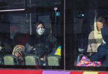 Iran’s Coronavirus Outbreak Sets New Records, but Is Still Underreported Der Ausbruch des Coronavirus im Iran stellt neue Rekorde auf, wird aber immer noch nicht gemeldet TwitterFacebook7PrintEmailPinterestMore2 ………………………………………………………….Abbildung…………………………………… Ausbruch des Coronavirus im Iran Der Iran setzt weiterhin tägliche neue traurige Rekorde in Sachen Ausbruch des Coronavirus. Das Gesundheitsministerium gibt weiterhin fingierte Statistiken heraus und gab dennoch am Dienstag zu, dass 200 Menschen in den letzten 24 Stunden an dem Virus gestorben sind. Dies ist die höchste Zahl an Toten, die das Regime bisher zugegeben hat. Der iranische Widerstand hingegen gab am Dienstag bekannt, dass über 66,900 Menschen am COVID- 19 Virus verstorben sind. Mit dieser aktuellen Statistik bestätigt der Iran seinen Aufwärtstrend seit Ende Mai. Diese Entwicklung steht im klaren Zusammenhang mit der Entscheidung des Regimes, die Menschen wieder zurück an die Arbeit zu schicken. Selbst diese Rekordzahlen dürften weit übertroffen werden, wenn man unter der Oberfläche kratzt. Die Statistiken des Regimes sind fingiert, um die Krise herunter zu spielen und dennoch reflektieren sie den aktuellen Trend im Iran wieder. Seit Anfang des Ausbruchs hat die iranische Opposition der Volksmojahedin Iran (PMOI/MEK) der internationalen Gemeinschaft die wahren Ausmaße der iranischen COVID – 19 Krise vor Augen geführt und dabei dokumentiert, dass ihre Zahlen sechsmal so hoch sind, wie die Zahlen, welche das Regime heraus gibt. Der tägliche Anstieg von 200 Toten hat die Gesamtzahl der Todesopfer laut der offiziellen Zählungen auf 11,931 steigen lassen. Doch aufgrund der Berichte, welche die MEK aus allen 31 Provinzen des Landes erhält, ist die aktuelle Todeszahl am Anfang der Woche bei 66.900 gewesen. Die demokratische Oppositionsgruppe zeigt damit auf, welche Ausmaße das Mismanagement des Regimes in dieser Krise hat. Die anfängliche Leugnung des Problems hat das Virus im Volk verbreitet und selbst die Arbeiter im Gesundheitswesen wurden krank und starben an dem Virus, weil das Land auf diese Krise einfach nicht vorbereitet war. All das hat die Probleme noch größer gemacht. Ein Beispiel dafür zeigt die medizinische Universität in der Provinz Zanjan auf. Sie berichtete kürzlich, dass 100 Krankenschwestern mit dem Coronavirus infiziert sind. Der stellvertretende Dekan der Schule beobachtet zudem, dass die Anzahl der Patienten täglich zeigt und dass die Einrichtung einen Mangel an Personal und auch in Sachen Behandlungsmöglichkeiten und Ausrüstung hat. Das Regime versucht dieses Phänomen und die ganze Krise überhaupt den Sanktionen in die Schuhe zu schieben. Doch diese wurden bereits vor zwei Jahren von den USA verhängt und es ist eine Scheinbehauptung, denn es gab für die Behörden des Regimes und ihre engen Vertrauten genug Schutzmaterial, jedoch nicht für die Öffentlichkeit. Die meisten iranischen Krankenhäuser haben kein Schutzmaterial gehabt, weil es auf dem Schwarzmarkt verhökert wurde, vor allem durch die wirtschaftlichen Einrichtungen der Revolutionsgarden (IRGC). Die iranische Öffentlichkeit ist bis heute im Unklaren, welche Ressourcen wirklich benötigt werden und das Gesundheitssystem des Iran war schon lange davor überfordert. Teheran hatte bis zum 19. Februar die Existenz des Virus im Iran geleugnet, doch Dokumente, welche die MEK veröffentlichte, beweisen, dass die Behörden des Regimes über COVID – 19 Patienten in iranischen Krankenhäusern seit mindestens Ende Januar Bescheid wussten. Trotz der steigenden Toten und Infektionszahlen im Iran bleibt die Desinformation des Regimes bis heute bestehen, obwohl es nicht darauf hoffen kann, dass es mit seiner Weigerung bis rund einen Monat nach dem Ausbruch davon kommen wird. Die Iraner haben generell verstanden, dass es dem Land durch das Mismanagement des Regimes immer schlechter geht. Und so ähnlich sieht es mittlerweile auch die internationale Gemeinschaft. Maryam Rajavi, die gewählte Präsidentin des Nationalen Widerstandsrates Iran (NWRI), erinnerte daran, dass die steigenden Cornavirus – Fälle, welche die Vertreter des Regimes ebenfalls zugeben, das Resultat der korrupten und kriminellen Politik des obersten Führers Ali Khamenei und des Regimepräsidenten Hassan Rouhani ist. Sie sagte:“ Anstatt den Forderungen der Arbeiter nachzukommen, haben die Anführer des Regimes die hart arbeitenden Menschen in ein überfülltes und verseuchtes Umfeld geschickt, ohne dass sie minimalste Schutzkleidung und andere Schutzausrüstung hatten. Zur selben Zeit machen sie diese Menschen dafür verantwortlich, dass sie die Hygieneprotokolle nicht einhalten. Es ist die Strategie des Regimes, so einen Massenmord durchzuführen, welcher sie vor einem weiteren Aufstand schützt. Leider wiederholten mehrere internationale Medien, die über die Situation im Iran berichten, eher die Aussagen des Regimes über die Todes- und Infektionsraten. Nur wenige erkennen, dass es alternative Zahlen gibt und noch weniger sind bereit, die Quelle dieser Zahlen, die PMOI und den NWRI, zu nennen. Es ist nicht klar, ob diese Vorgehensweise nur ein Produkt von Ignoranz oder politischem Kalkül ist. Aber es ist klar, dass dies einen Einfluß auf die Zukunft des Irans und seinen Weg aus dieser Krise hat, die immer mehr alarmierende Rekorde aufstellt. Es ist gut, dass es eine Möglichkeit der Erklärung für die Differenzen in den Berichten gibt. Am 17. Juli wird der NWRI eine Live- Videokonferenz in seiner „Globale Konferenz zum freien Iran“ abhalten und die Koalition ist sich sicher, dass dieses Event eine Möglichkeit ist, das wahre Ausmaß von COVID – 19 im Iran sowie den Einfluß des Regimes darauf deutlich zu machen. Die großen Medienanstalten sollten bei diesem Event anwesend sein und dort Informationen sammeln, die sie in ihren Berichten über den Verlauf der Pandemie vermisst haben. Die Politiker sollten diese Gelegenheit nutzen, um ihre eigene Verantwortung zu pberprüfen und ob sie an der Seite des iranischen Volkes und ihrem Widerstand zum Sturz eines iranischen Regimes stehen wollen, welches die Quelle aller Krisen im Iran ist.