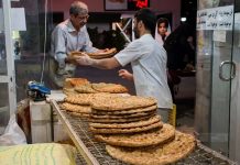 Inflation und Mangel an Mehl in iranischen Städten; viele Bäckereien müssen schließen