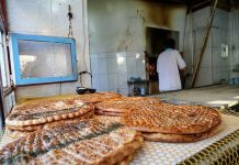 Das iranische Regime nimmt den Menschen wiederum ein Grundbedürfnis weg: das Brot