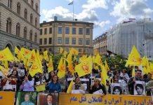 Unterstützer der MEK protestieren in Schweden: Beendet die Straffreiheit des Regimes beim Massaker von 1988 im Iran