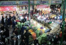 Verbreitung der Rufe „Tod für Khamenei, Viva Rajavi“, „Raisi ist der Henker beim Massaker von 1988“ und „Nein zu Krone oder Turban, die Tage der Mullahs sind vorbei“ über Lautsprecher